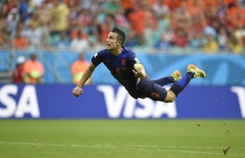 Vine: Robin van Persie’s unbelievable header looks even better when he’s wearing a cape