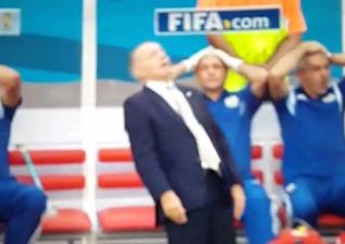 Chicago Town Take Away Slice of the Action: Vine: Argentina boss falling over is hilarious