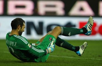 Video: AC Milan goalkeeper Diego Lopez makes the blunder of the season so far