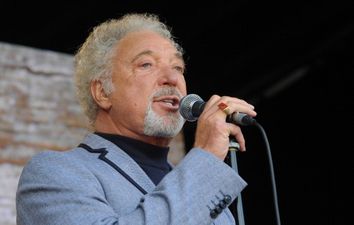 Vine: It sounds like Tom Jones called an Australian sports presenter “a d***head” live on-air