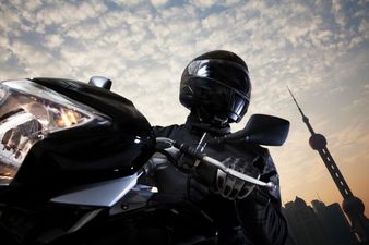 Video: Biker avoids fatal collision thanks to epic Hollywood style stunt