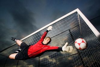 Video: Goalkeeper in Spain goes all Rene Higuita and scores a scorpion kick last-minute equaliser