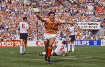 Pic: It’s not every day you get to give Marco van Basten a Bohemians jersey