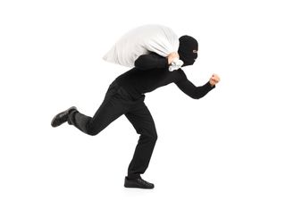 Clare TD hailed a hero after hunting down thief and reclaiming a lady’s stolen handbag in Ennis