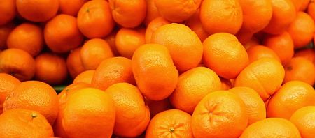 Video: The easiest and quickest way to peel an orange without making a mess