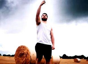 Video: Proof that Sean O’Brien is pure mad for the selfies