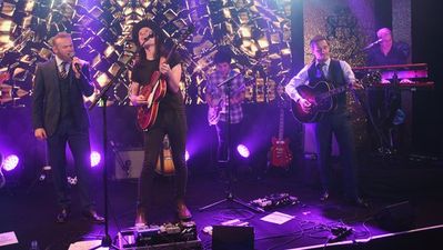 VIDEO: Gary Neville plays guitar as Wayne Rooney joins James Bay to sing ‘Hold Back the River’