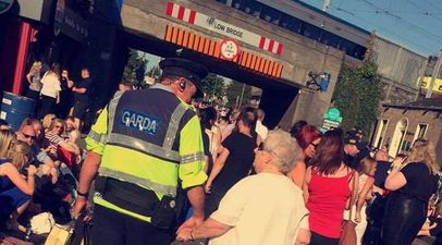 PIC: This Garda helped an elderly woman who was struggling in the crowds outside Robbie Williams