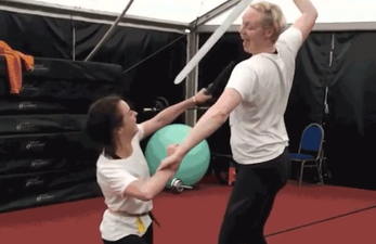 VIDEO: You will watch this clip of Maisie Williams flipping a dagger more than 600 times
