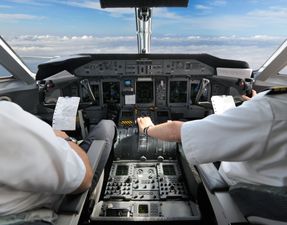 Passenger plane dropped 1,200 feet in a minute without pilots noticing