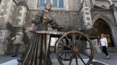 Molly Malone statue vandalised with paint overnight