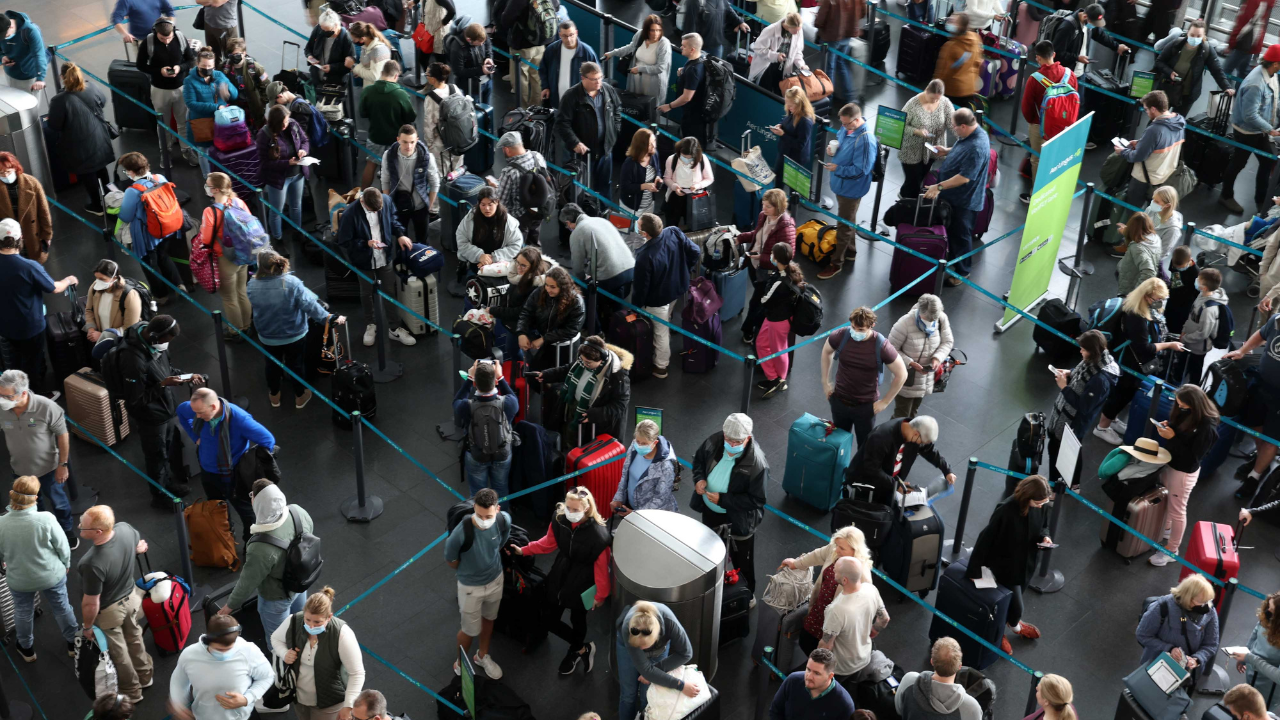 Power outage plunges Dublin Airport into 'chaos' with large queues