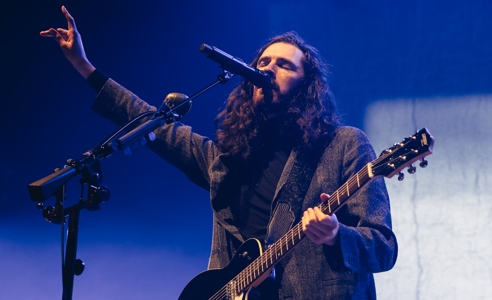 JOE.ie - Hozier performs ‘Fairytale of New York’ during SNL finale